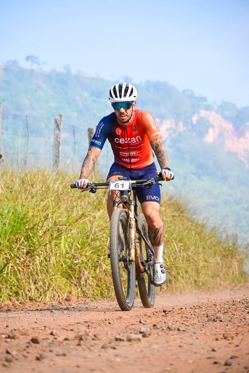 Atleta da ACC em estrada de terra