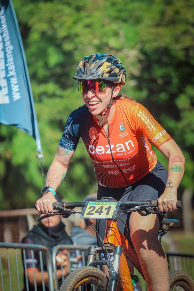 Atleta da ACC sorrindo durante a prova